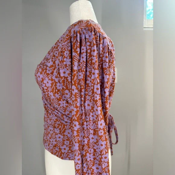 ASOS DESIGN Curve stretch wrap blouse with puff sleeves in retro floral print - Picture 9 of 9